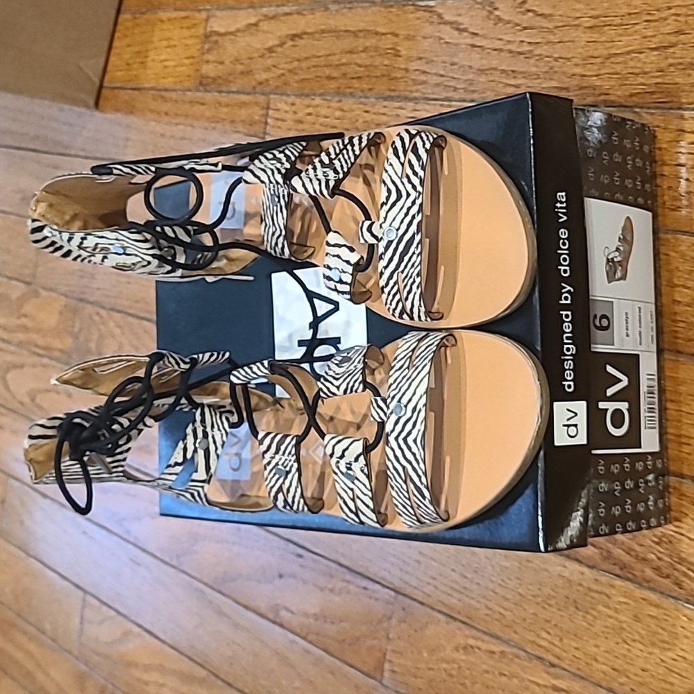 DV Dolce Vita zebra print flat gladiator sandals. Sz 6
